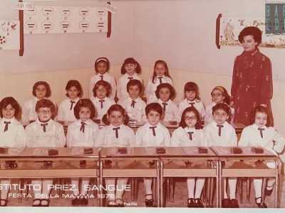 E sullo sfondo c�� sempre lei: Maria, giovanissima e sorridente, piena di orgoglio per i �suoi� bambini 